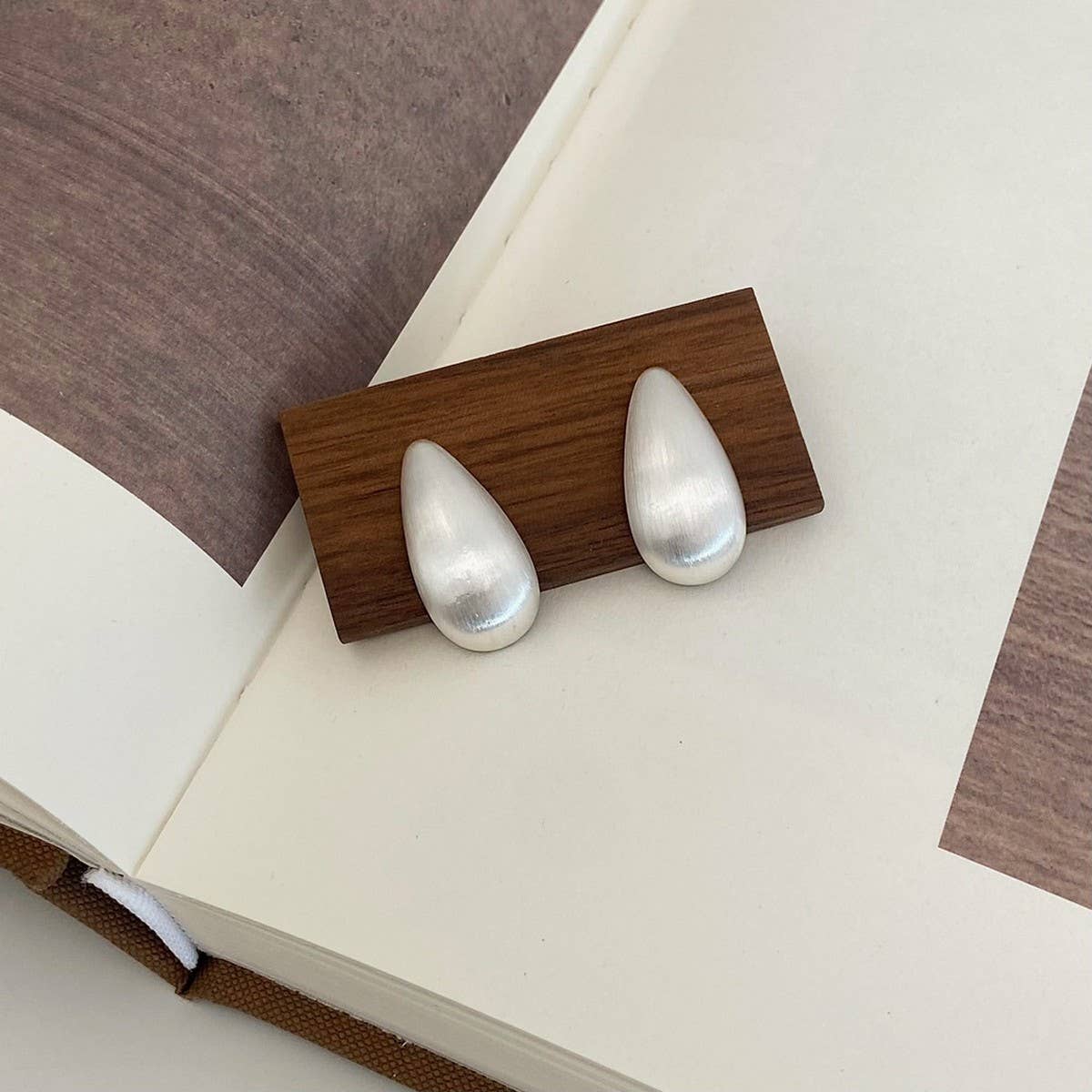 HIGH-GRADE GOLDEN WATER DROP EARRINGS FOR WOMEN