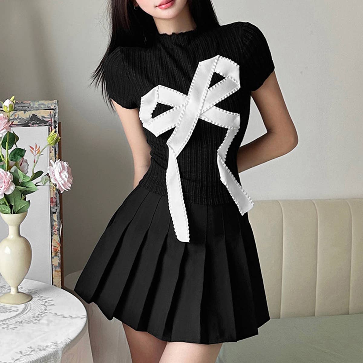 Slim-fit stylish crew neck with short sleeves