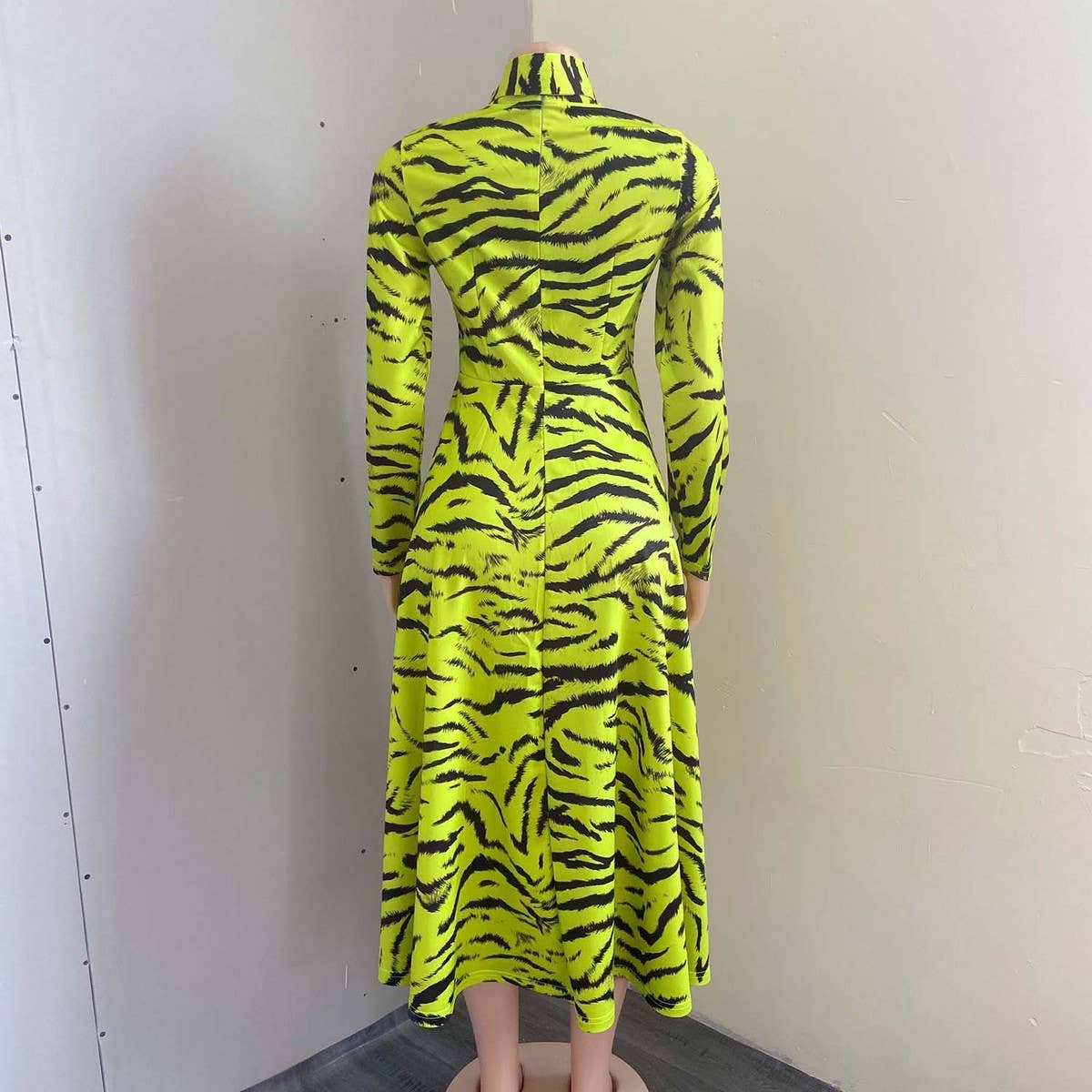 LONG-SLEEVED HIGH-WAISTED OVERSIZED PRINTED DRESS