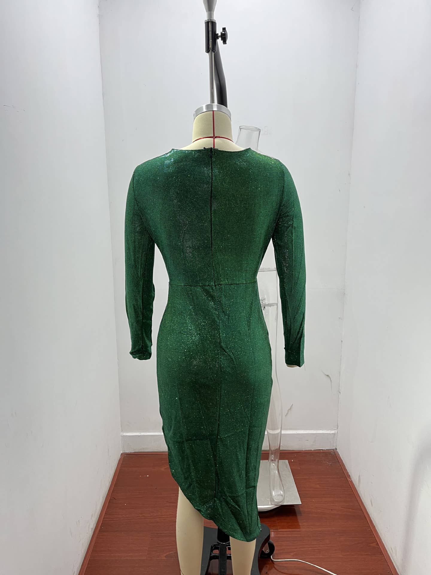 A gilded long-sleeved V-neck shiny evening dress