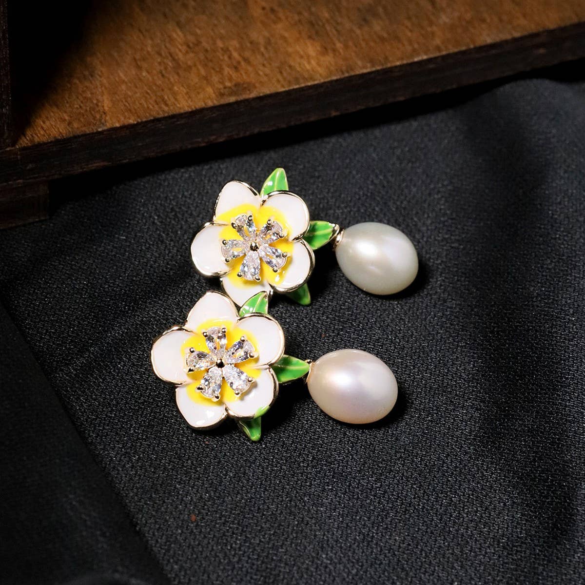 NEW RETRO SWEET DESIGN CAMELLIA PEARL EARRINGS