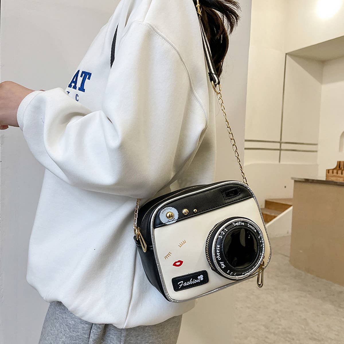 CAMERA-SHAPED SHOULDER BAG_CWAB1001
