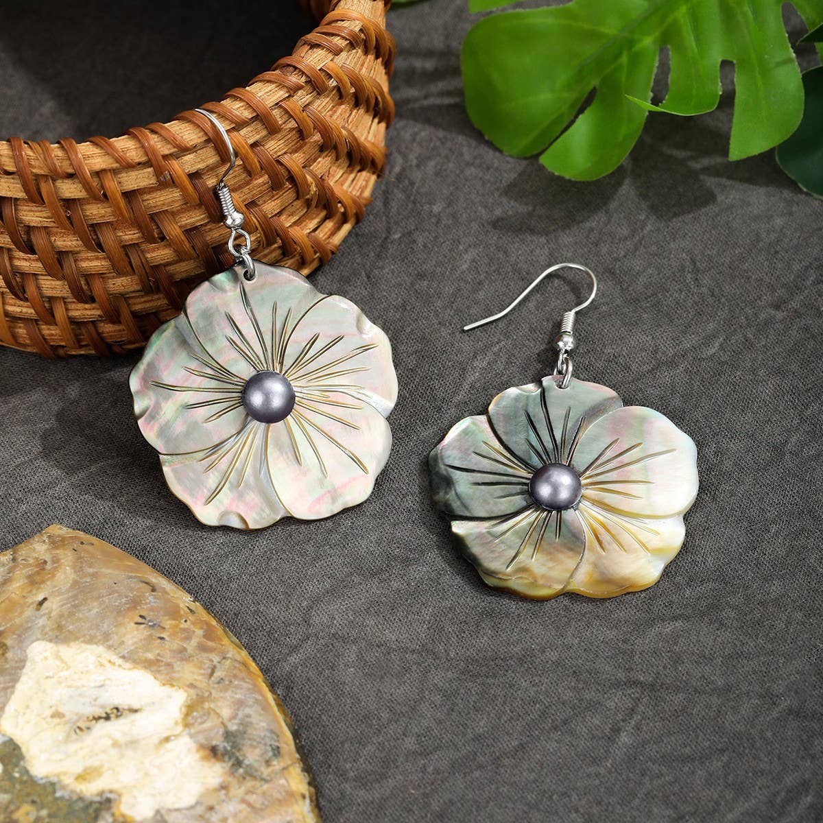 NATURAL BLACK SHELL TEMPERAMENT PETAL EARRINGS