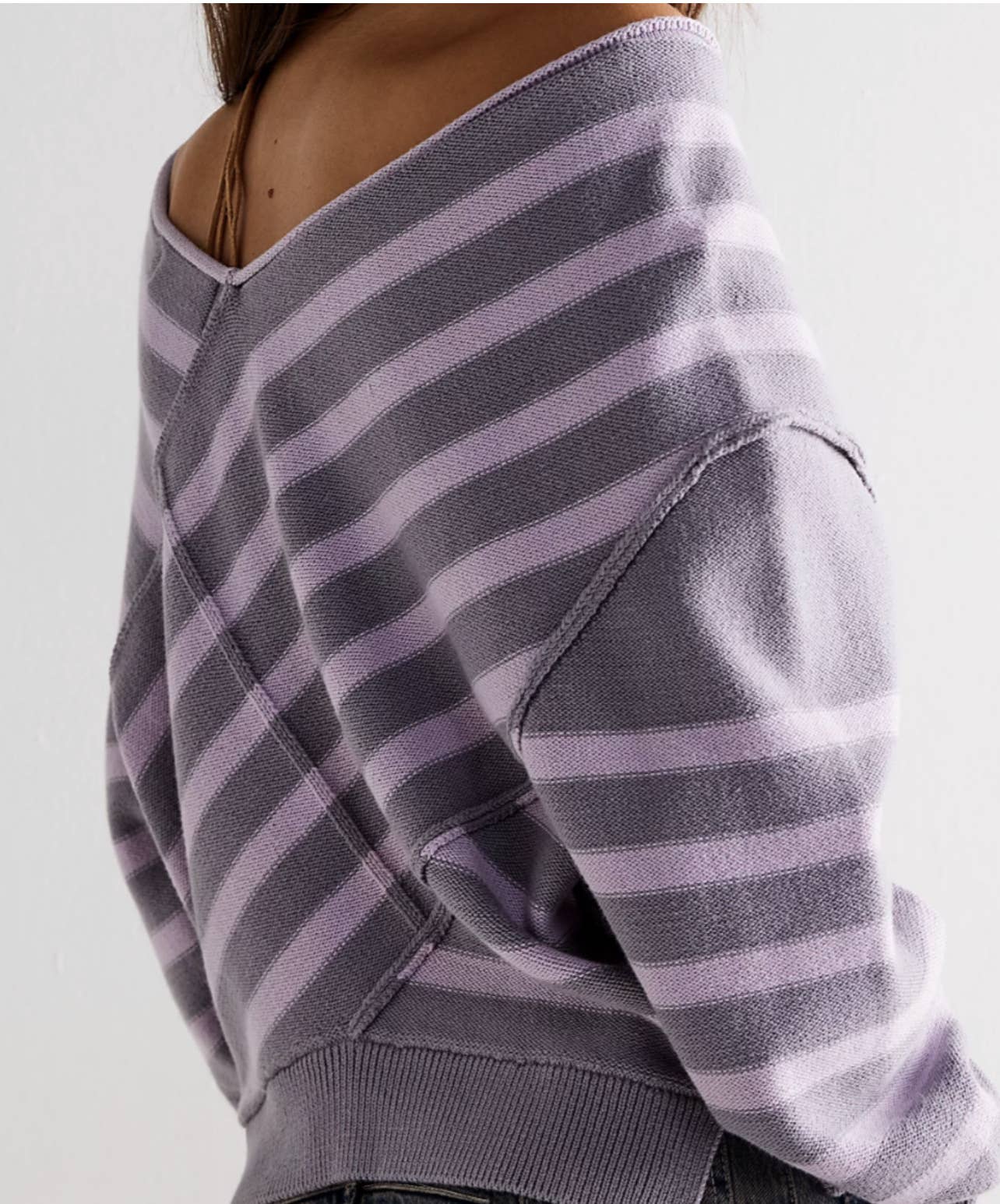 LINE NECK V-NECK COLOR MATCHING PULLOVER SWEATER