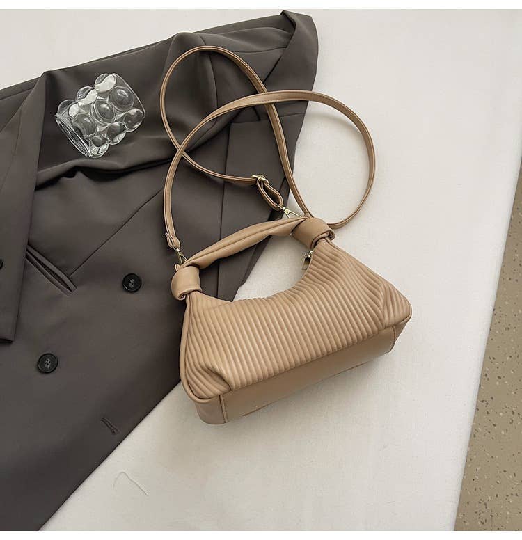Simple pleated and creased single-shoulder bag
