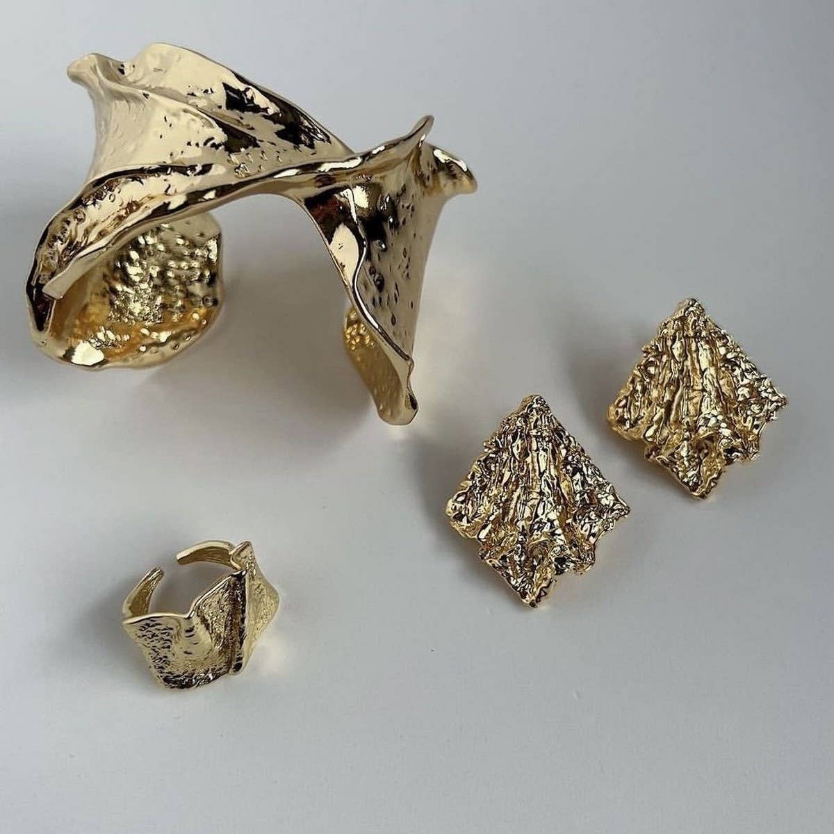 EXAGGERATED FOLDS HIGH-GRADE IRREGULAR BRACELET_CWMM3125