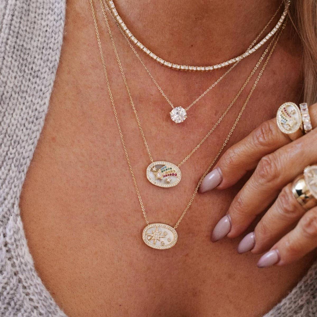 WOMEN'S OVAL LUCKY CHARM PENDANT NECKLACE