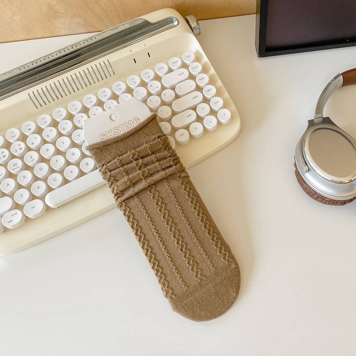 MIDDLE-TUBE STRAIGHT SOCKS WITH CURLED EDGES