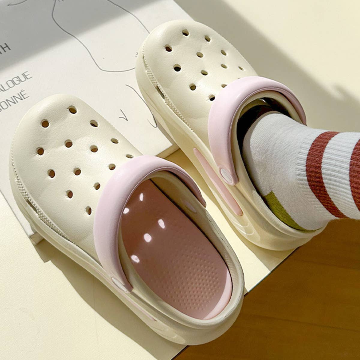 2024 NEW THICK-SOLED NON-SLIP HOLE SANDALS_CWSHS0821