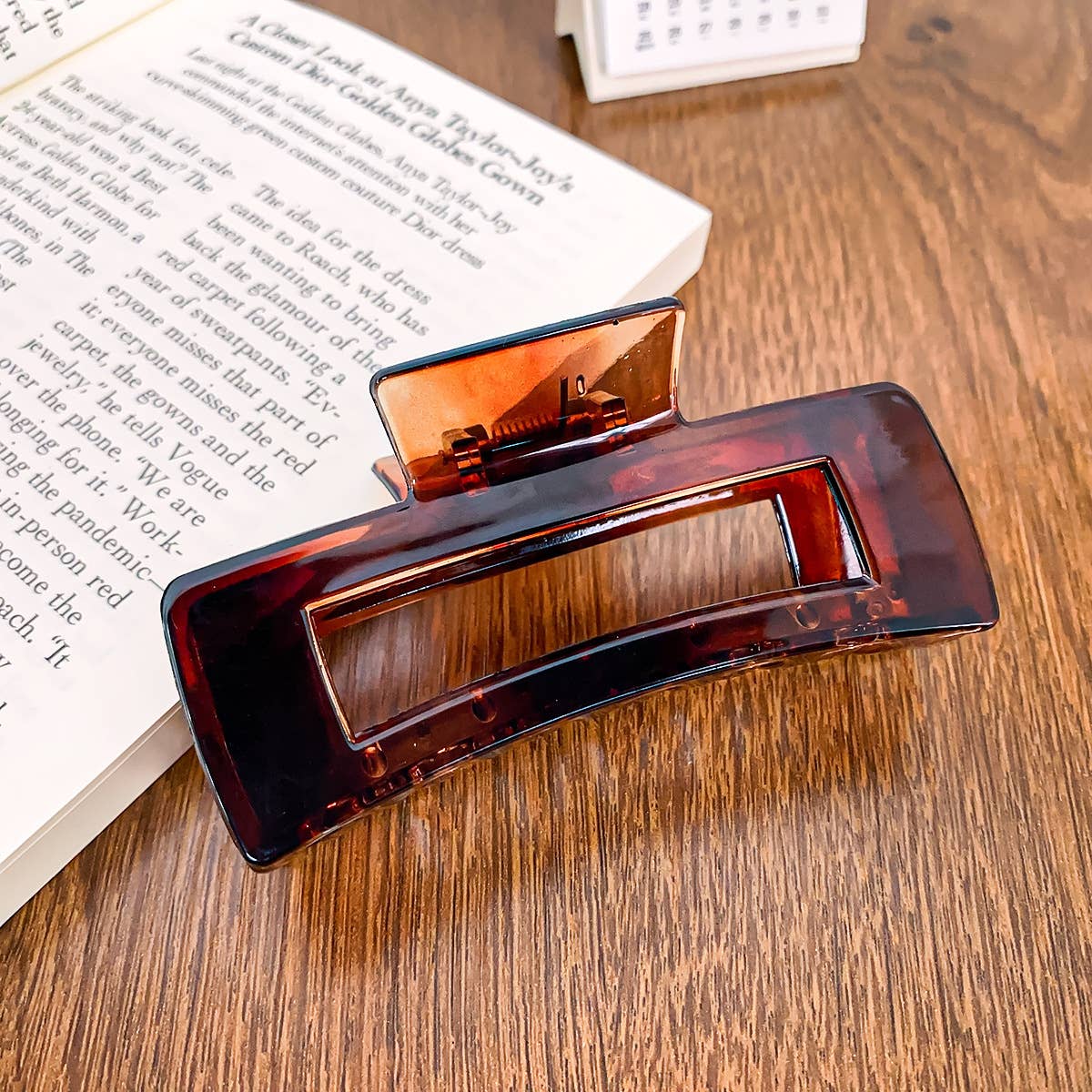 Arc-shaped semi-circular transparent gripper