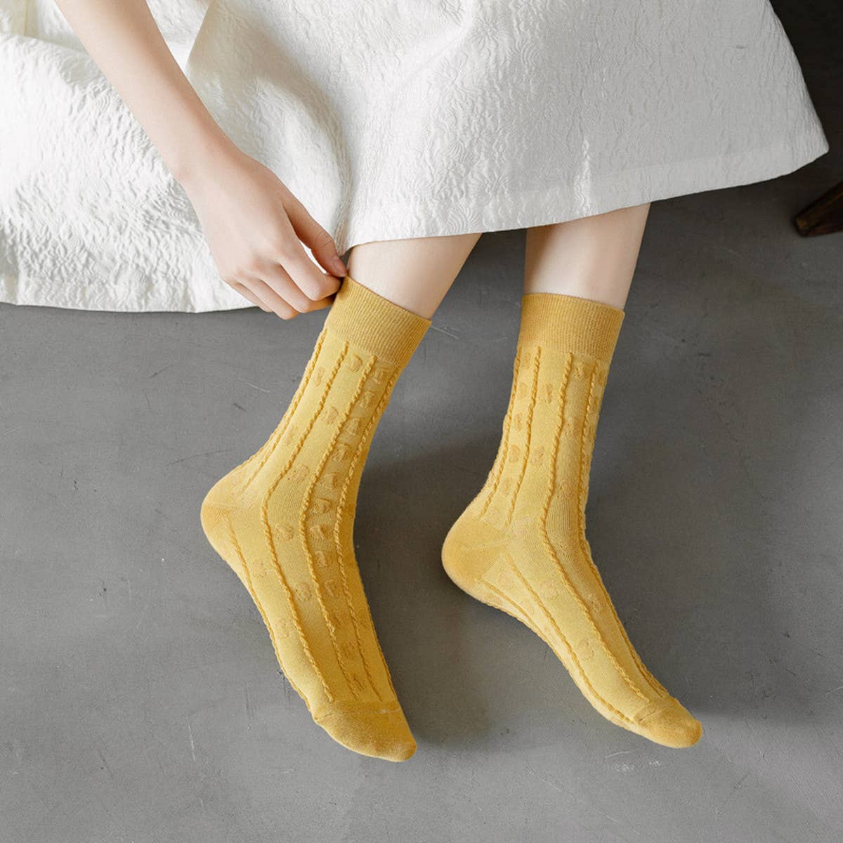 WOMEN SIMPLE THIN AND COMFORTABLE TWIST SOCKS