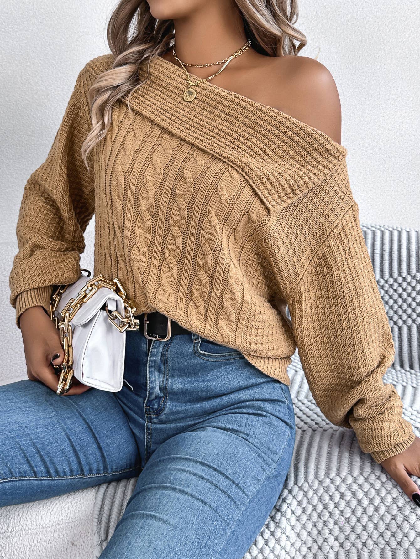 LONG SLEEVE PULLOVER SWEATER WITH STRAPLESS LAPEL