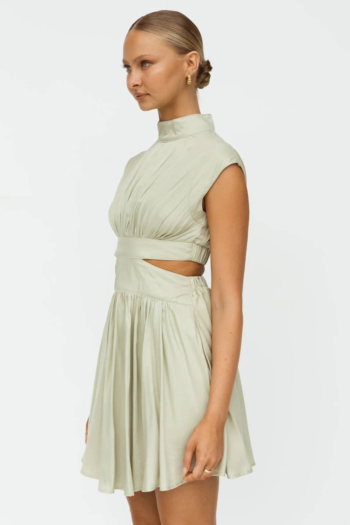 Round-neck solid-color cinched waist dress