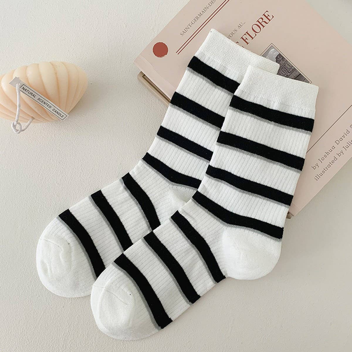 BLACK AND WHITE STRIPED HEART EMBROIDERED SOCKS_CWMS0997