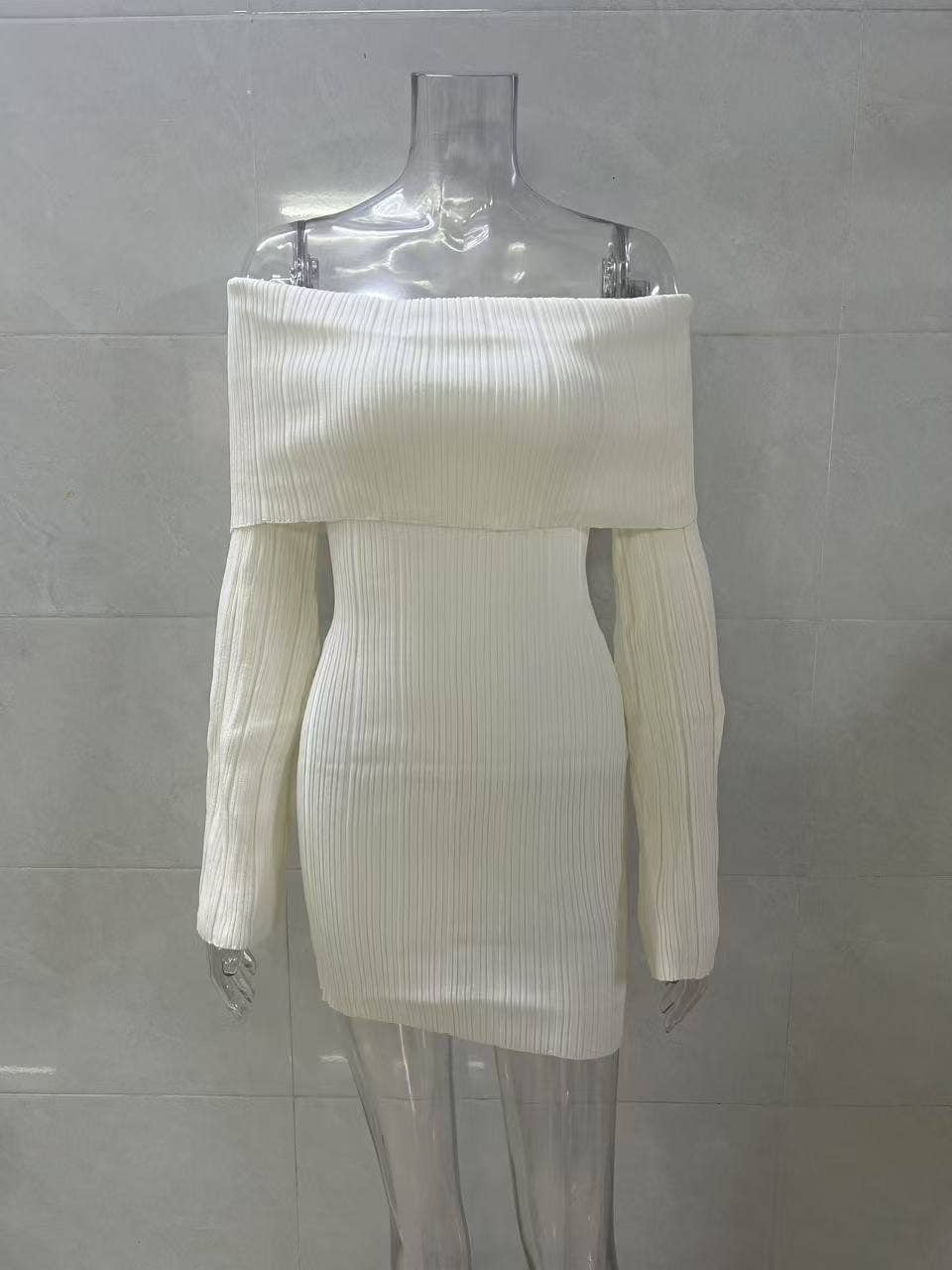 Off-the-shoulder, hip-hugging one-shoulder dress