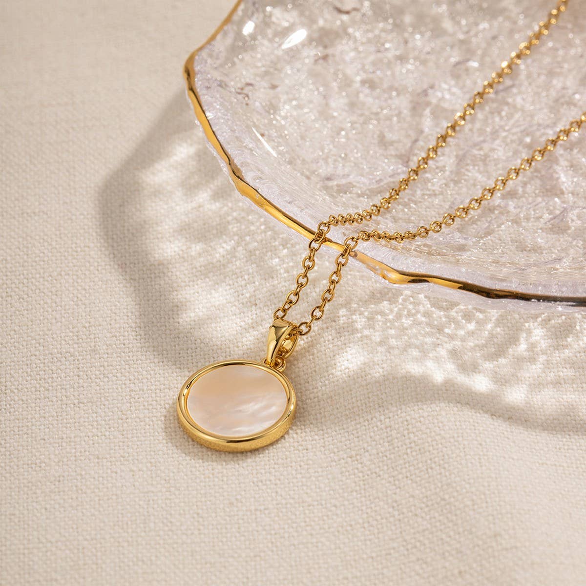 COLD STYLE SHELL ROUND PENDANT NECKLACE