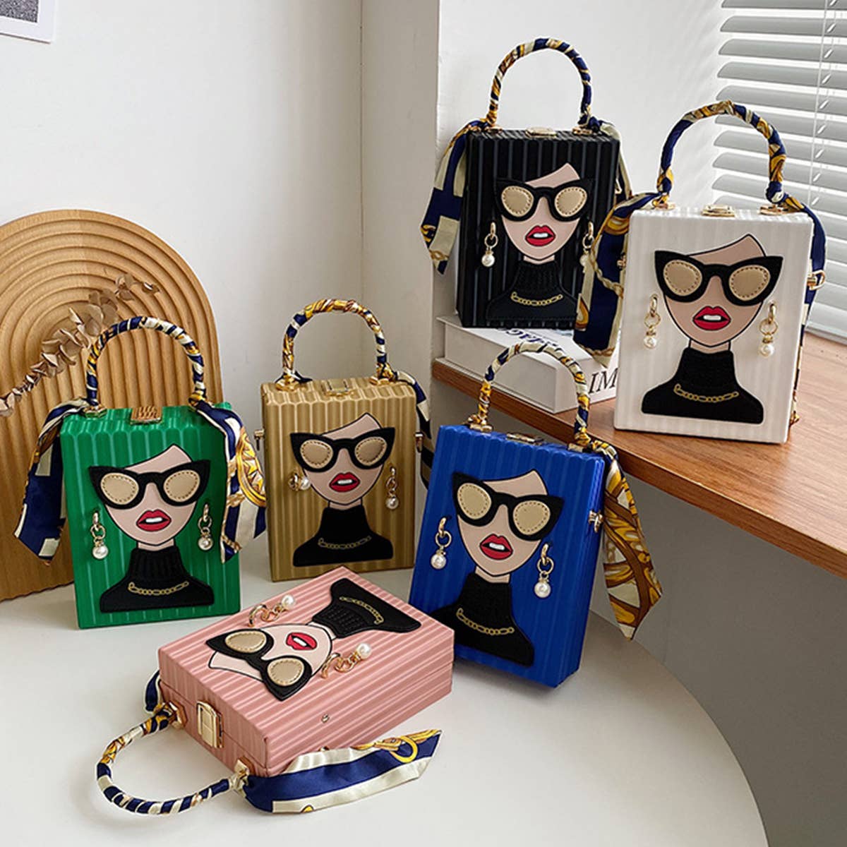 RETRO BEAUTY PATTERN CROSSBODY BAG_CWAB0986