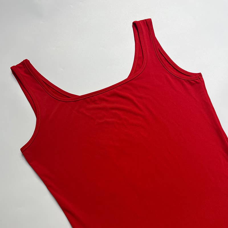 Figure-hugging slit dress with a sense of design