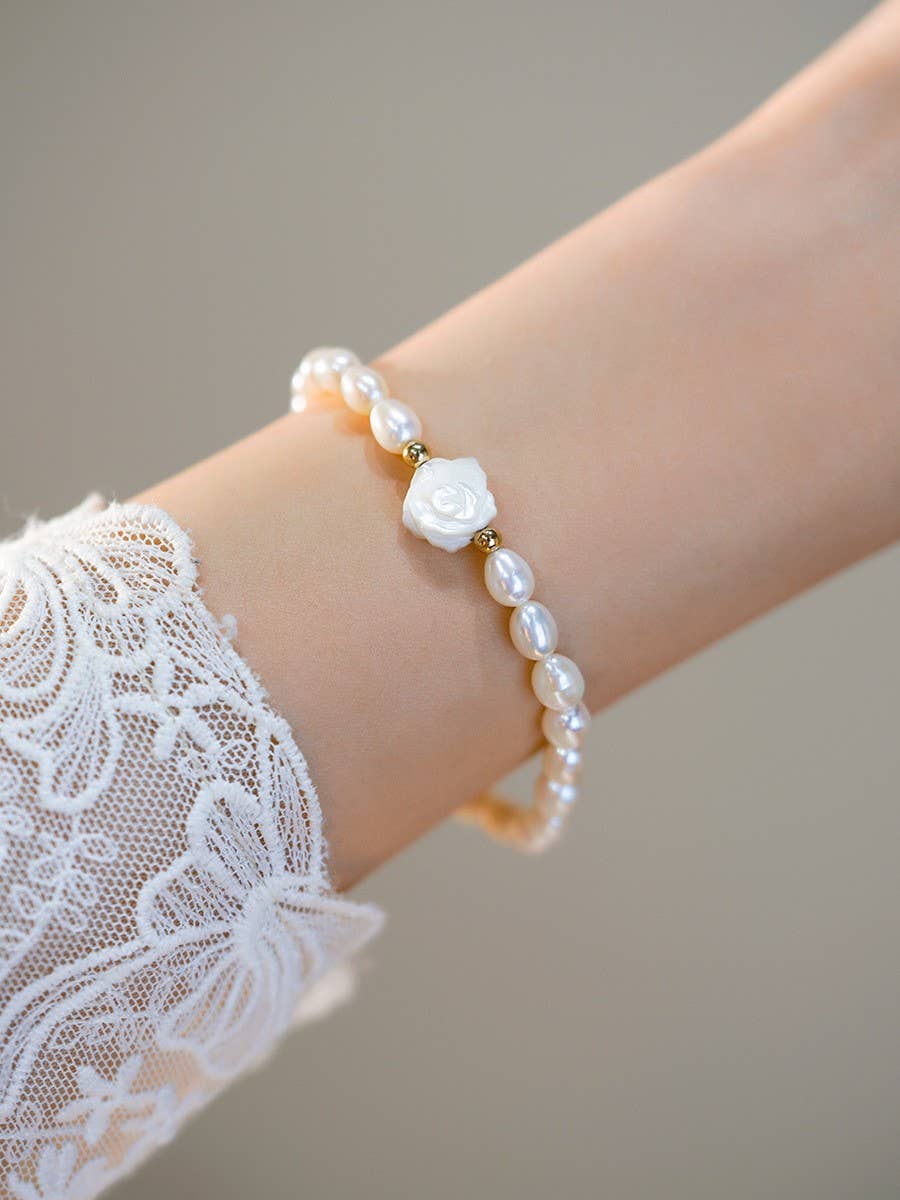 Freshwater pearl bracelet made of broken silver