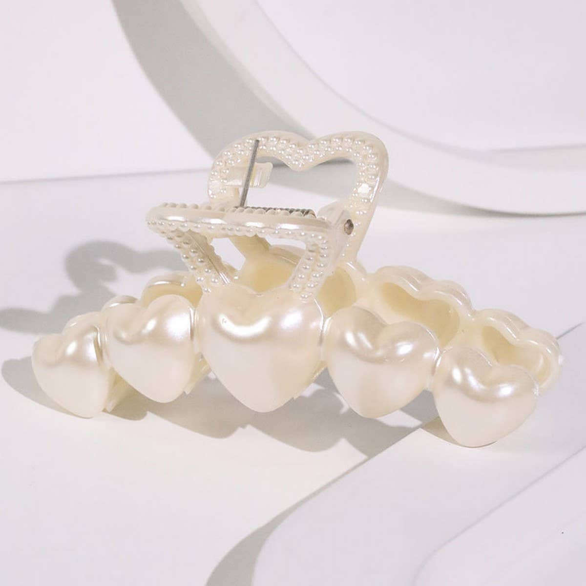 Chic Pearl Heart Claw Clip ? Minimalist Hair Grip