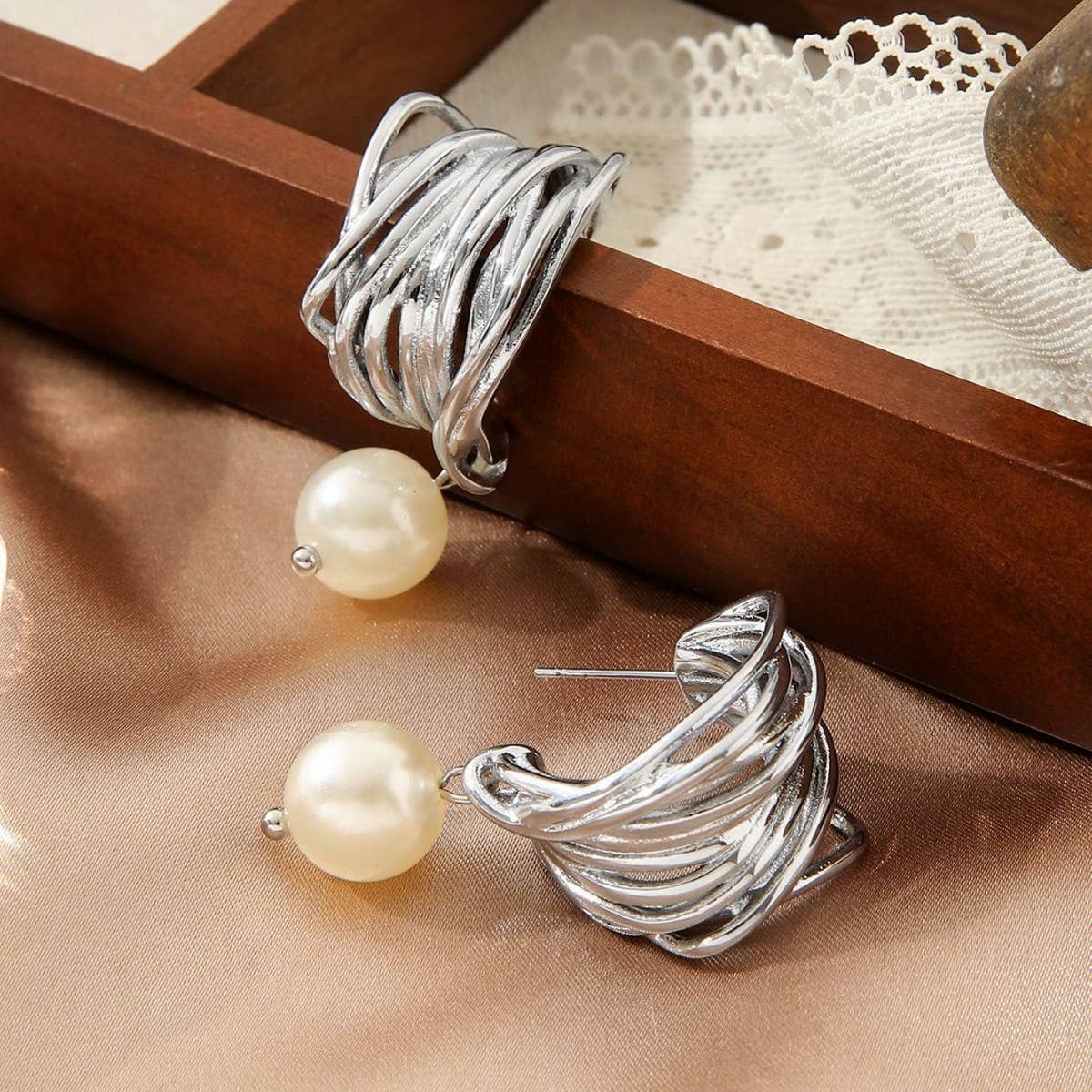 WRAPPED GEOMETRIC TITANIUM EARRINGS_CWMM3604