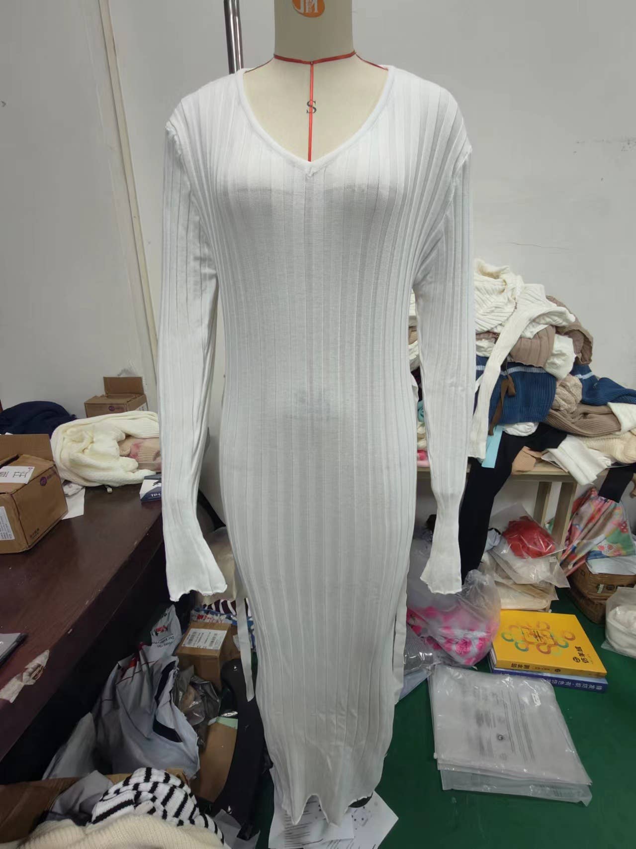 SLIM KNIT SKIRT WITH CASUAL WAIST AND V-NECK