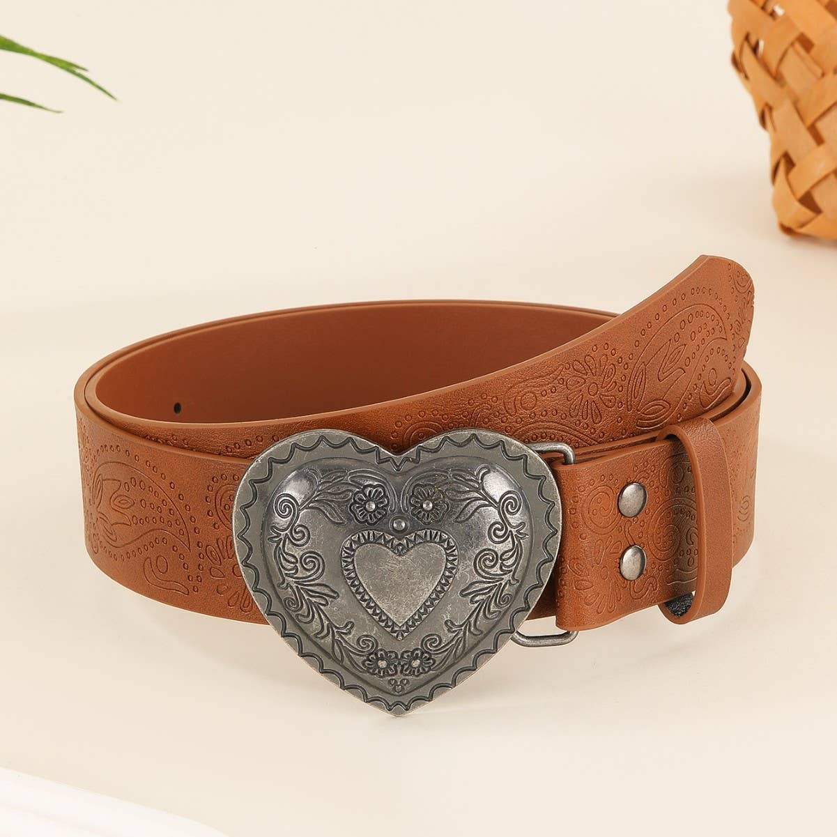 Heart-shaped engraved niche needle-buckle belt