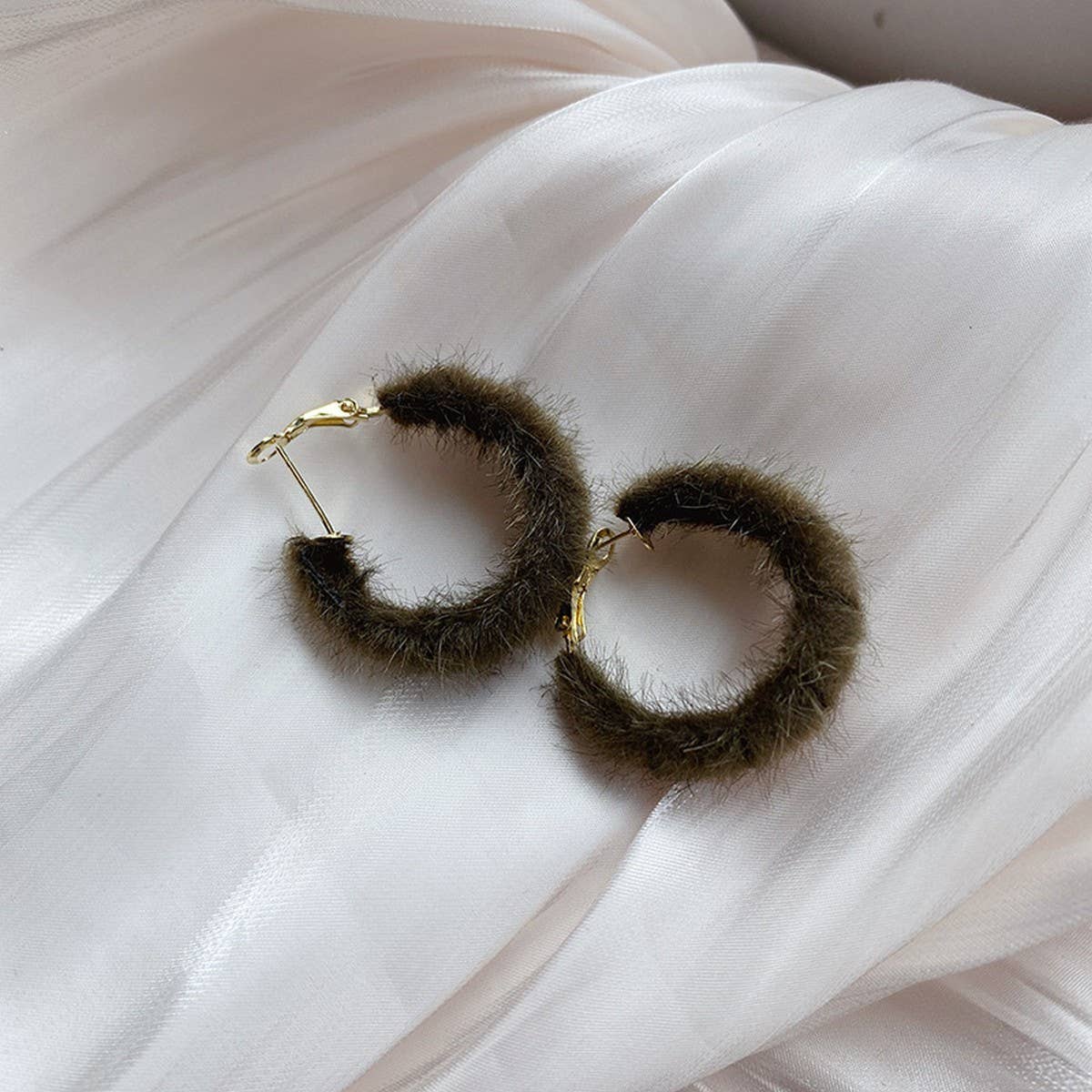HONG KONG STYLE SHORT VELVET C HOOP EARRINGS