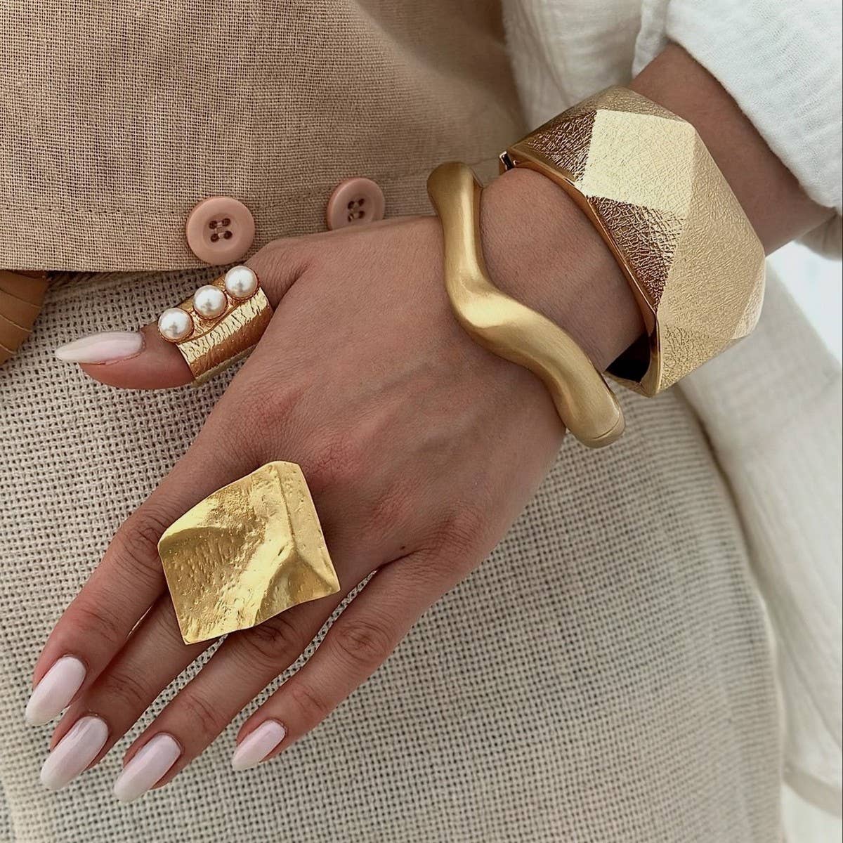 FASHIONABLE AND VERSATILE POLISHED ALLOY BRACELET_CWMM3119