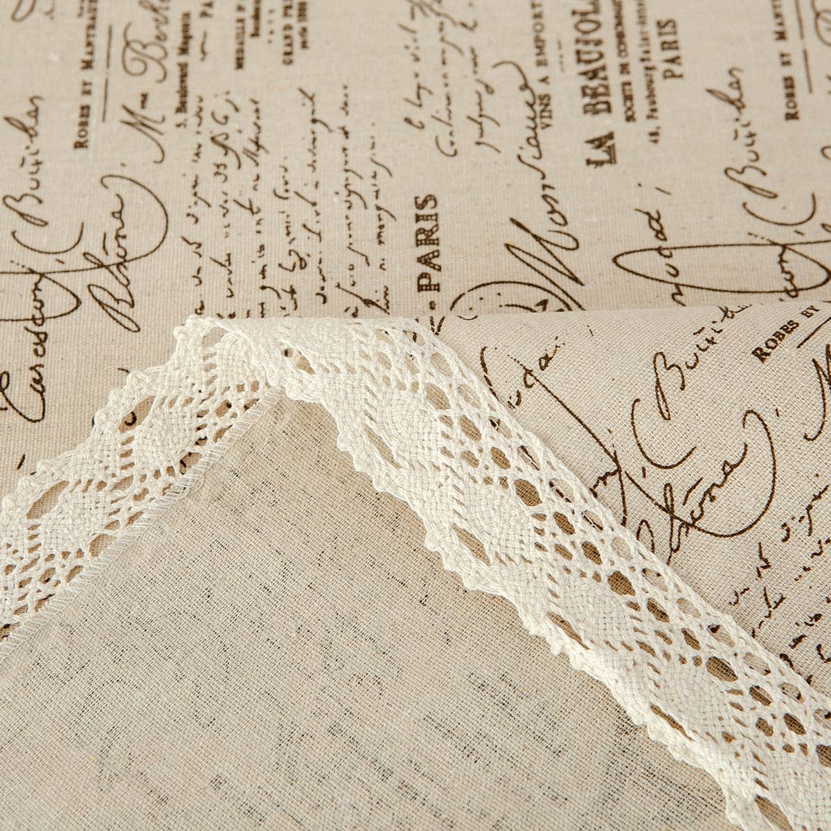 TOWER SMALL CROWN WITH LACE TABLECLOTH