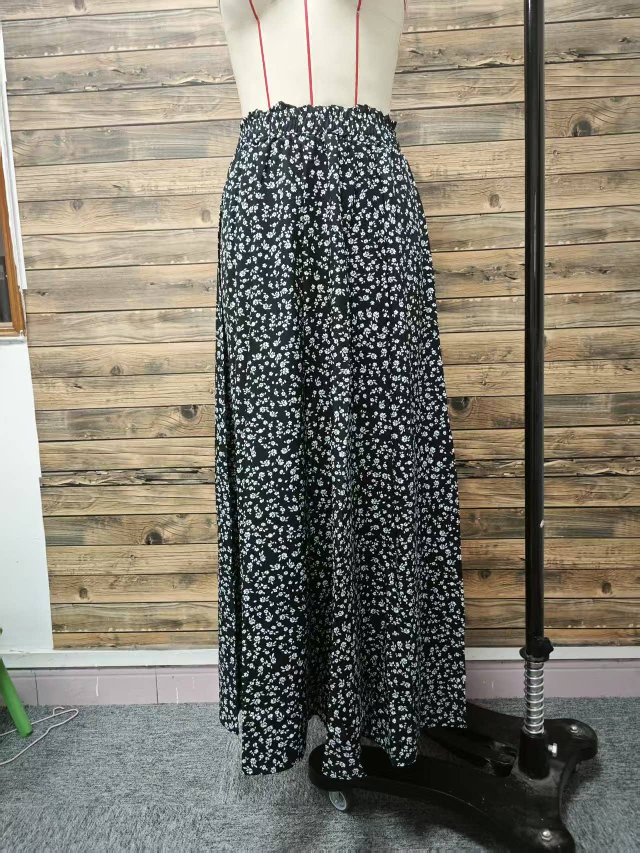 Slit A-line body-hugging mid-waist floral skirt