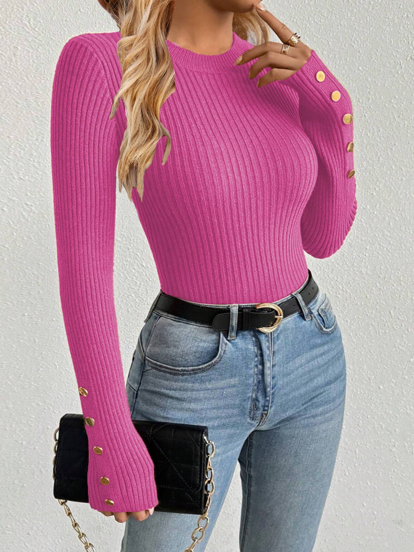 Round-neck solid-color metal buckle knitted top