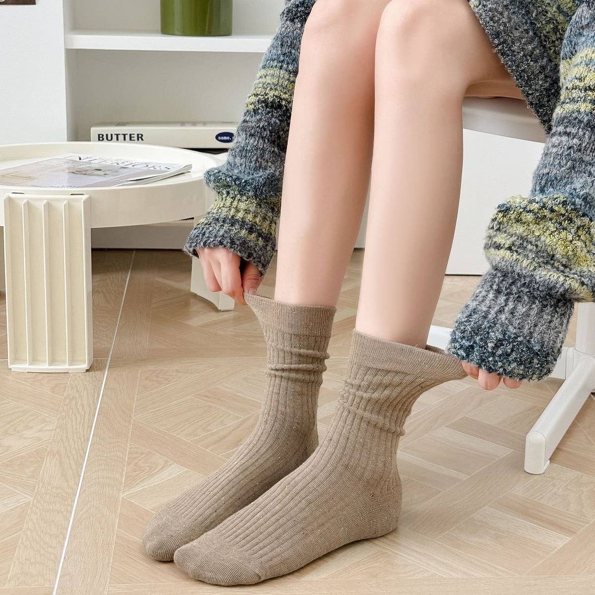 NEW SOLID COLOR CASUAL DOT YARN MIDDLE TUBE SOCKS