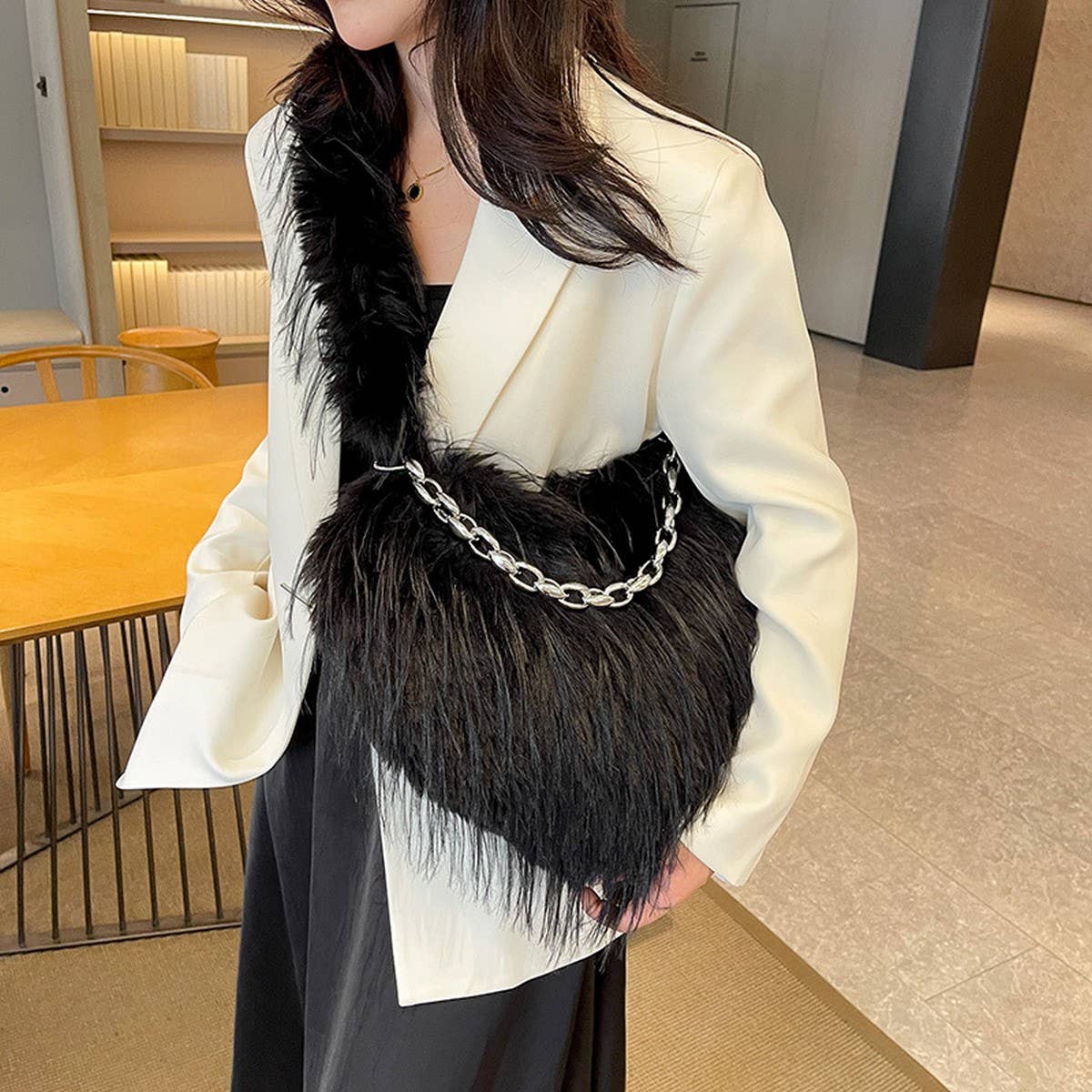 WINTER ONE-SHOULDER TASSEL HEART-SHAPED PLUSH BAG_CWAB3999