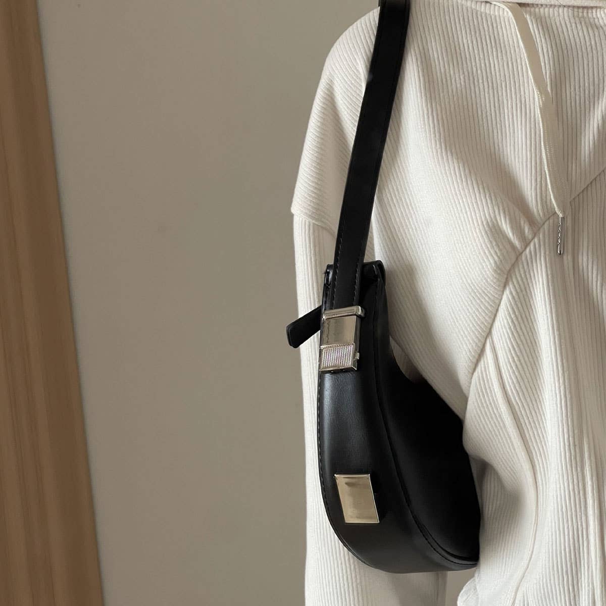 FASHION LOCK CRESCENT SHOULDER HANDBAG_CWAB0967