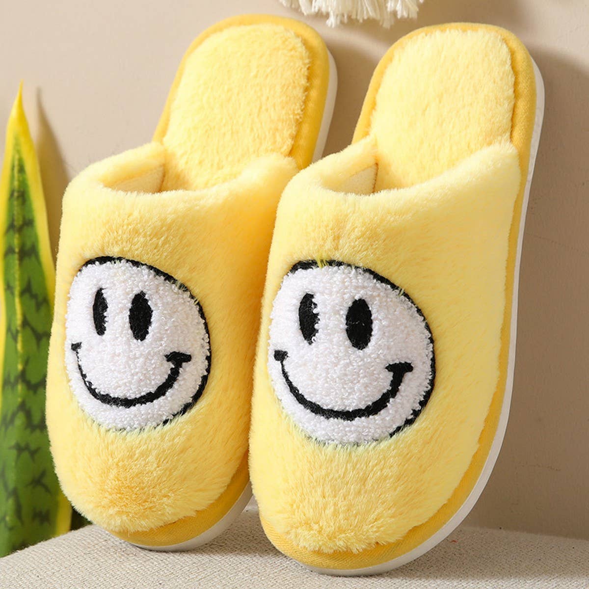 COZY SMILING FACE SLIPPERS FUZZY SLIPPERS WOMEN