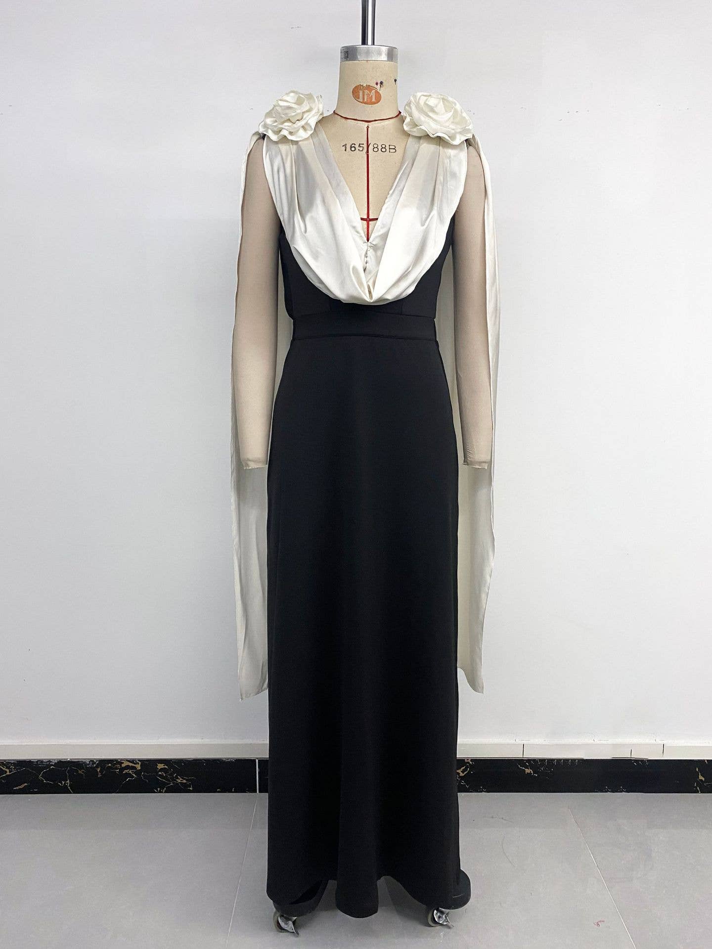 V-neck contrasting color sleeveless dress