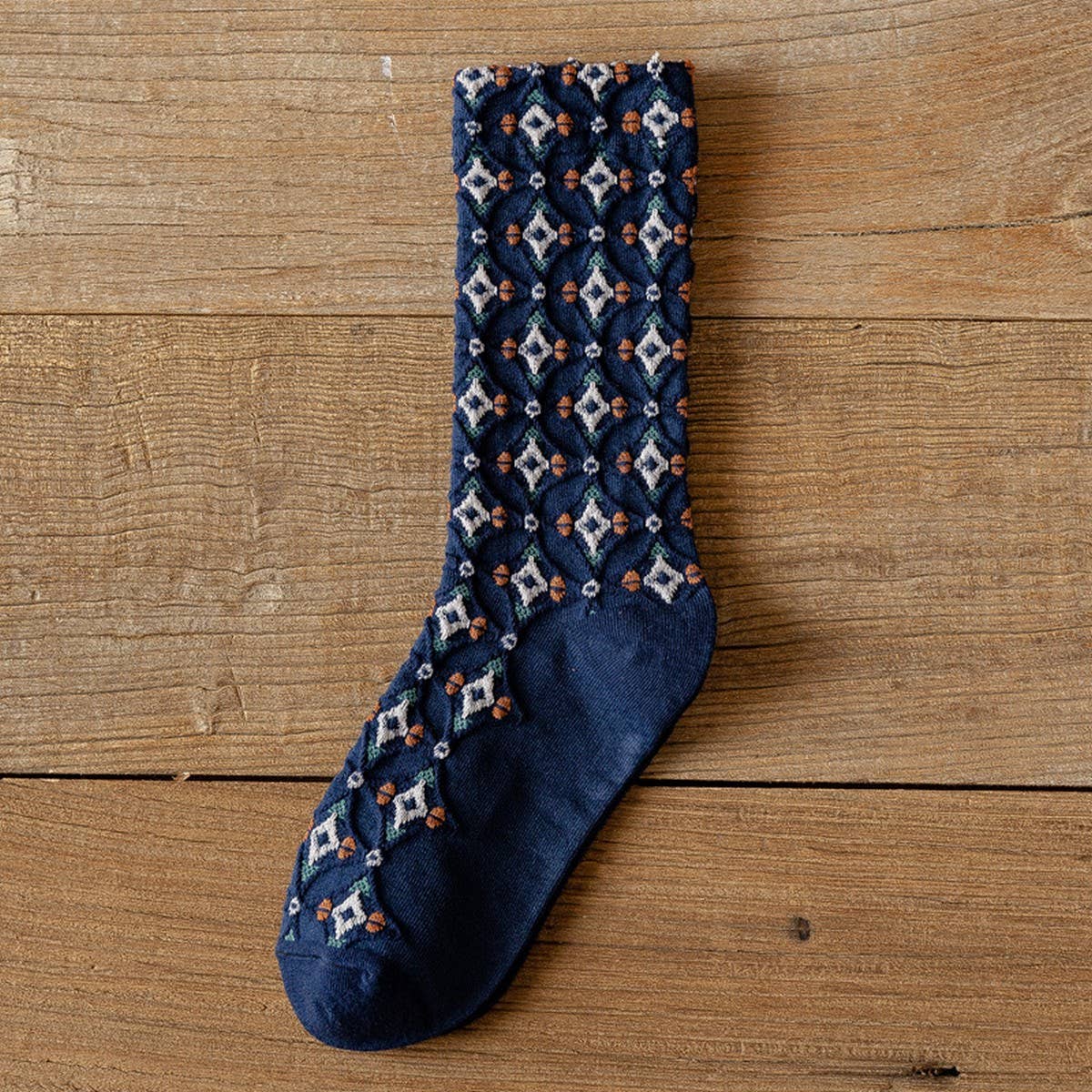 NEW DIAMOND-PATTERNED WHITE TRIM MID-TUBE SOCKS