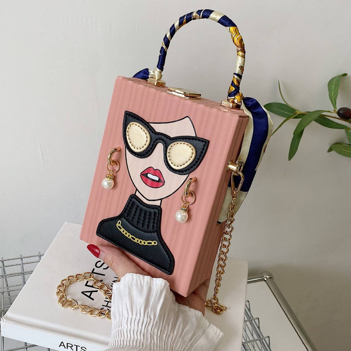 RETRO BEAUTY PATTERN CROSSBODY BAG_CWAB0986