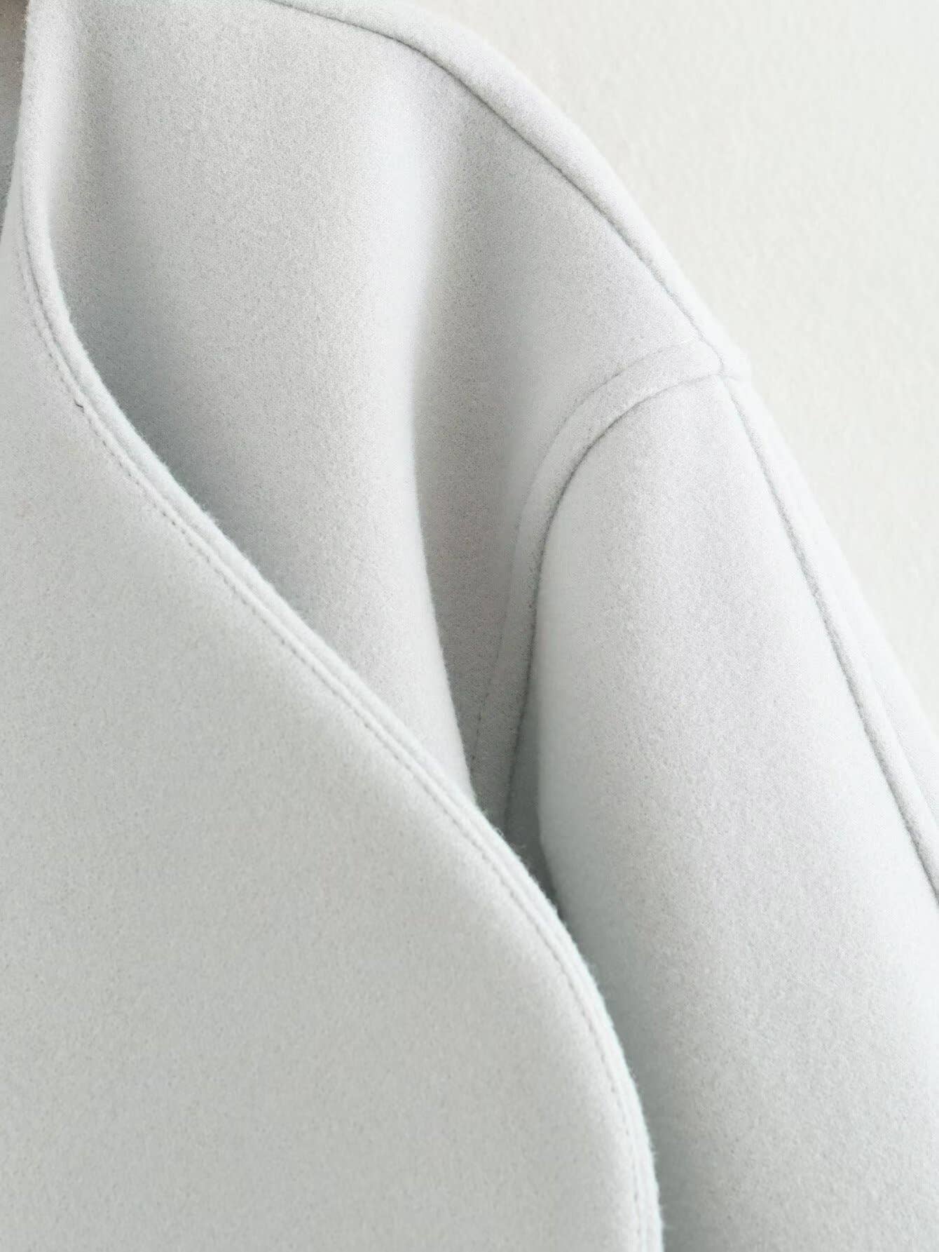 SIMPLE BLAZER WITH LARGE LAPELS AND NO BUTTONS