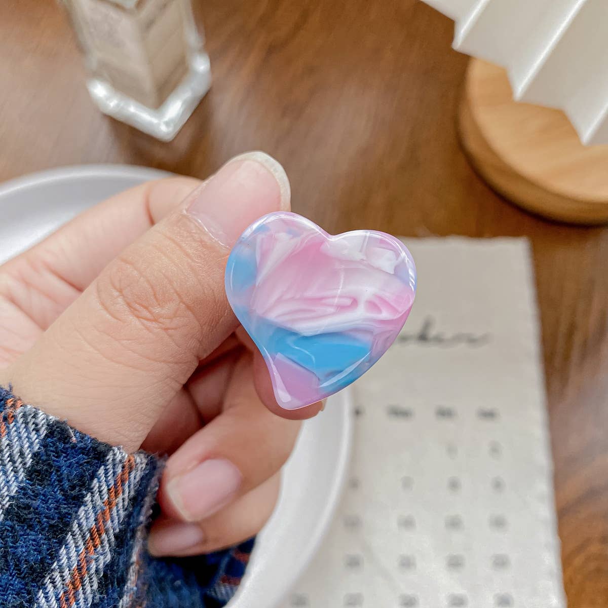 Cute acetic acid heart-shaped small clipper