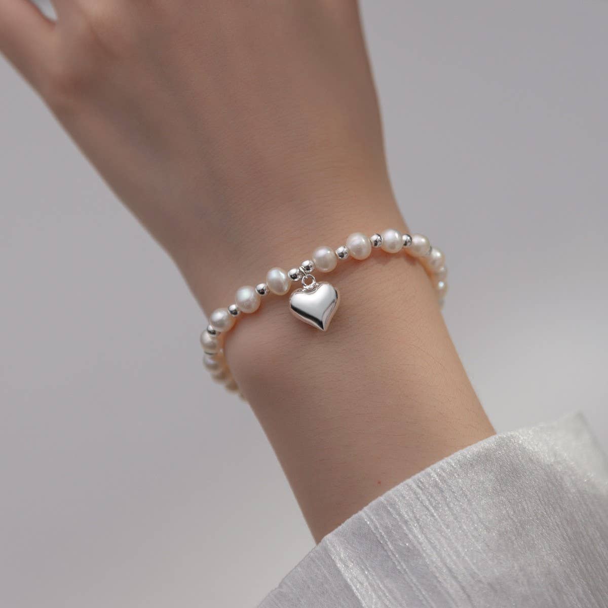 Freshwater pearl bracelet made of broken silver