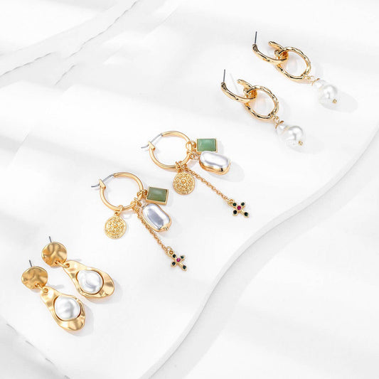 FASHIONABLE PEARL GOLD-RIMMED ZINC ALLOY EARRINGS