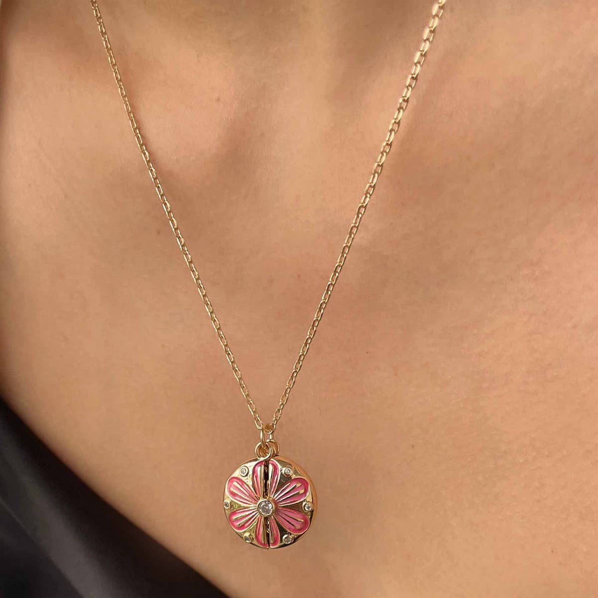 FASHIONABLE HEART OPEN AND CLOSE BEE NECKLACE