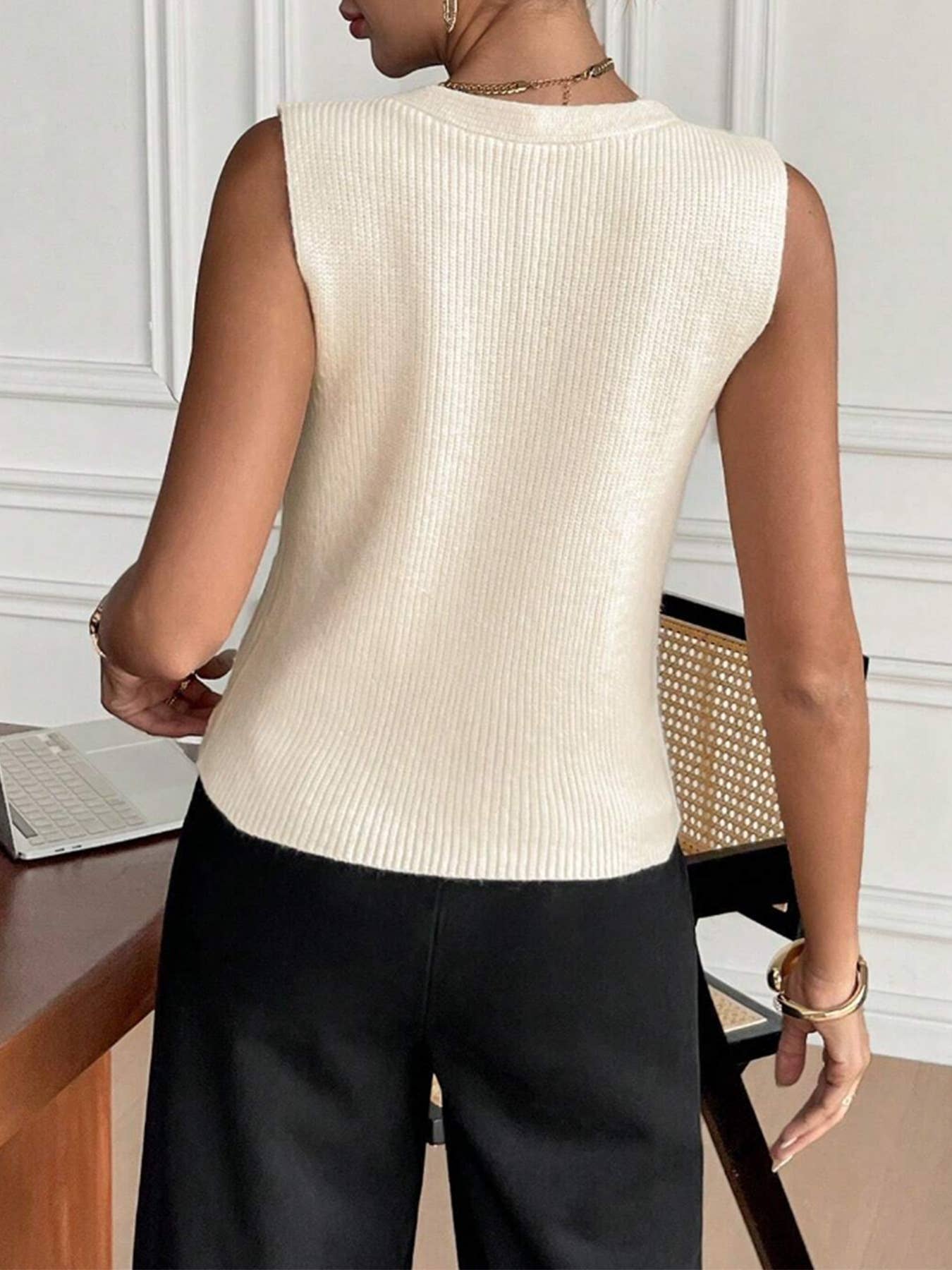 V-neck knitted solid color single-breasted vest