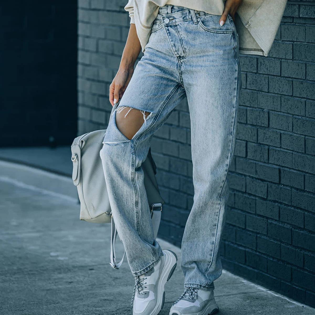 Distressed Irregular Hem Jeans ? Casual Denim
