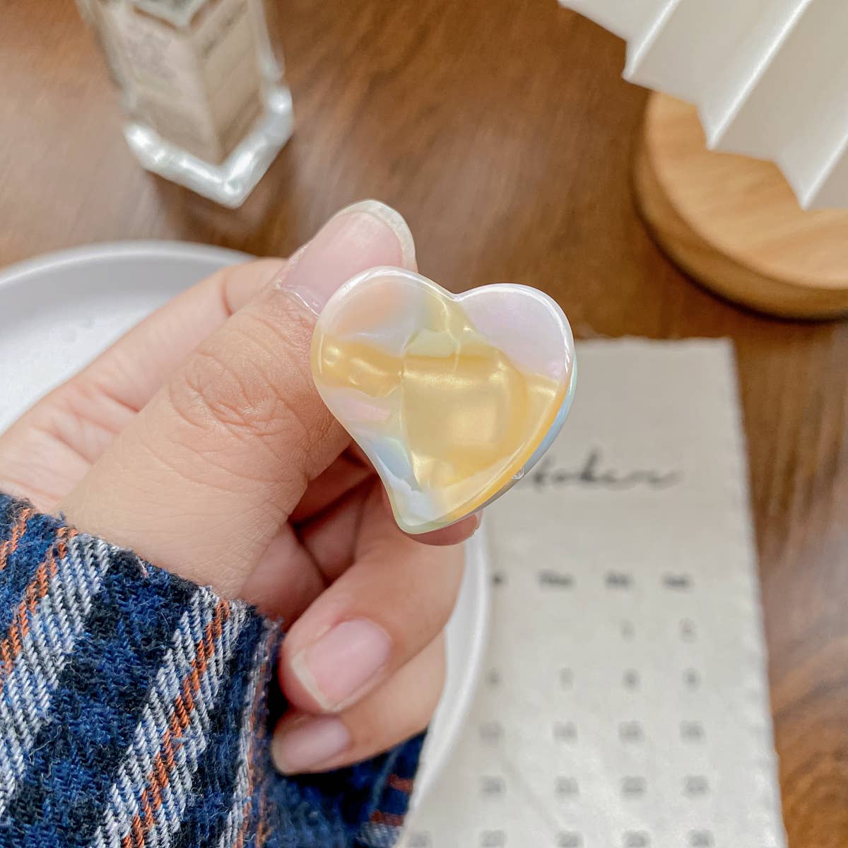 Cute acetic acid heart-shaped small clipper