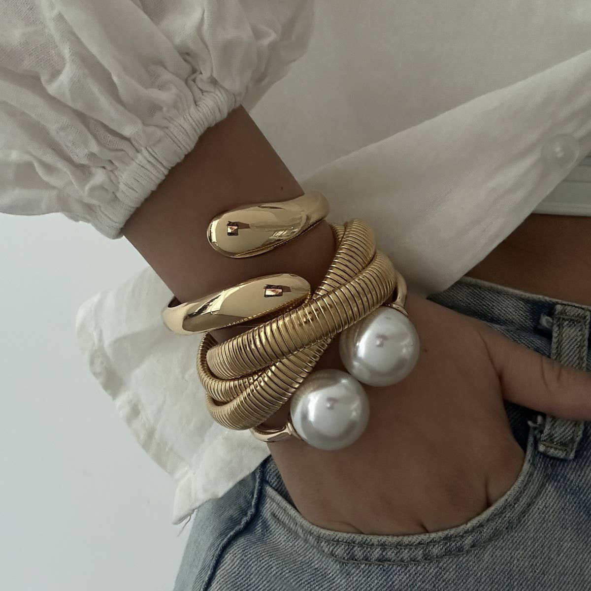 FASHIONABLE OPEN METAL DESIGN BRACELET