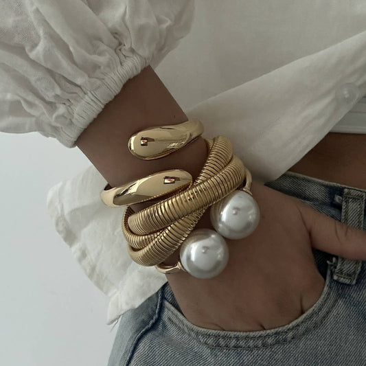 FASHIONABLE OPEN METAL DESIGN BRACELET