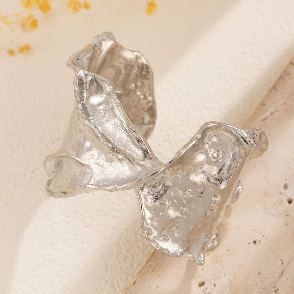 EXAGGERATED FOLDS HIGH-GRADE IRREGULAR BRACELET_CWMM3125